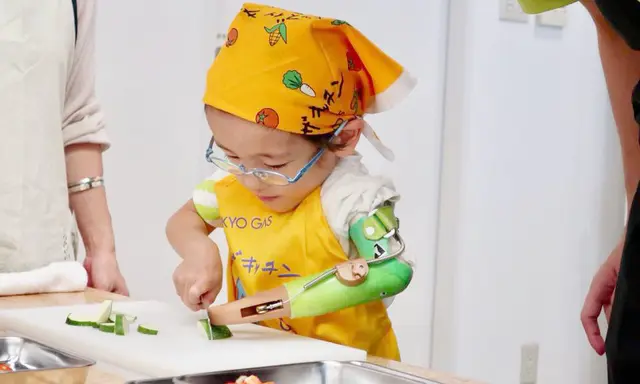義手を着けて料理する女の子