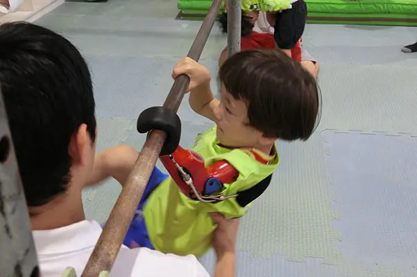 鉄棒する男の子(s)