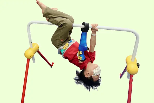 鉄棒にぶら下がる男の子(s)