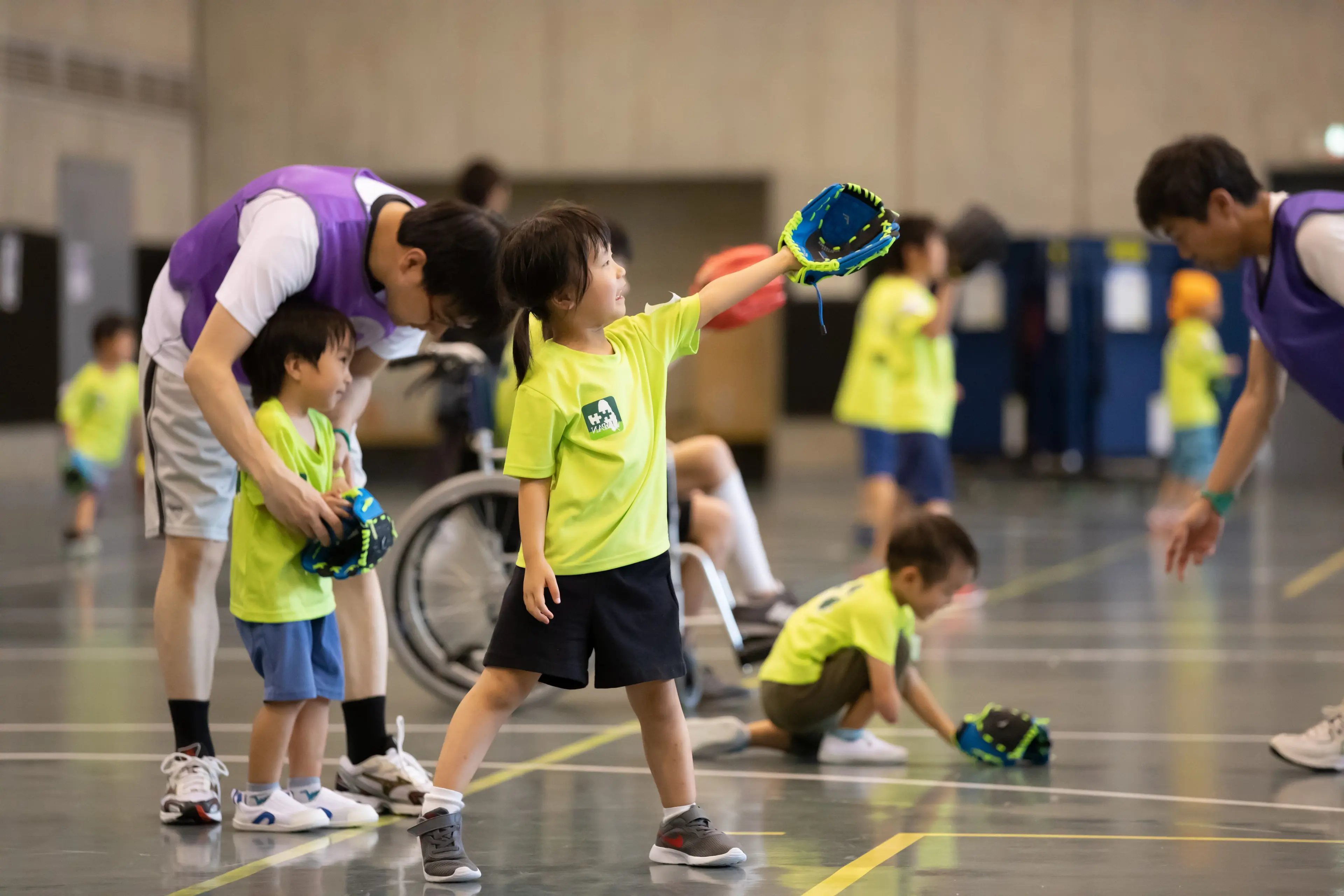 キャッチボールする女の子