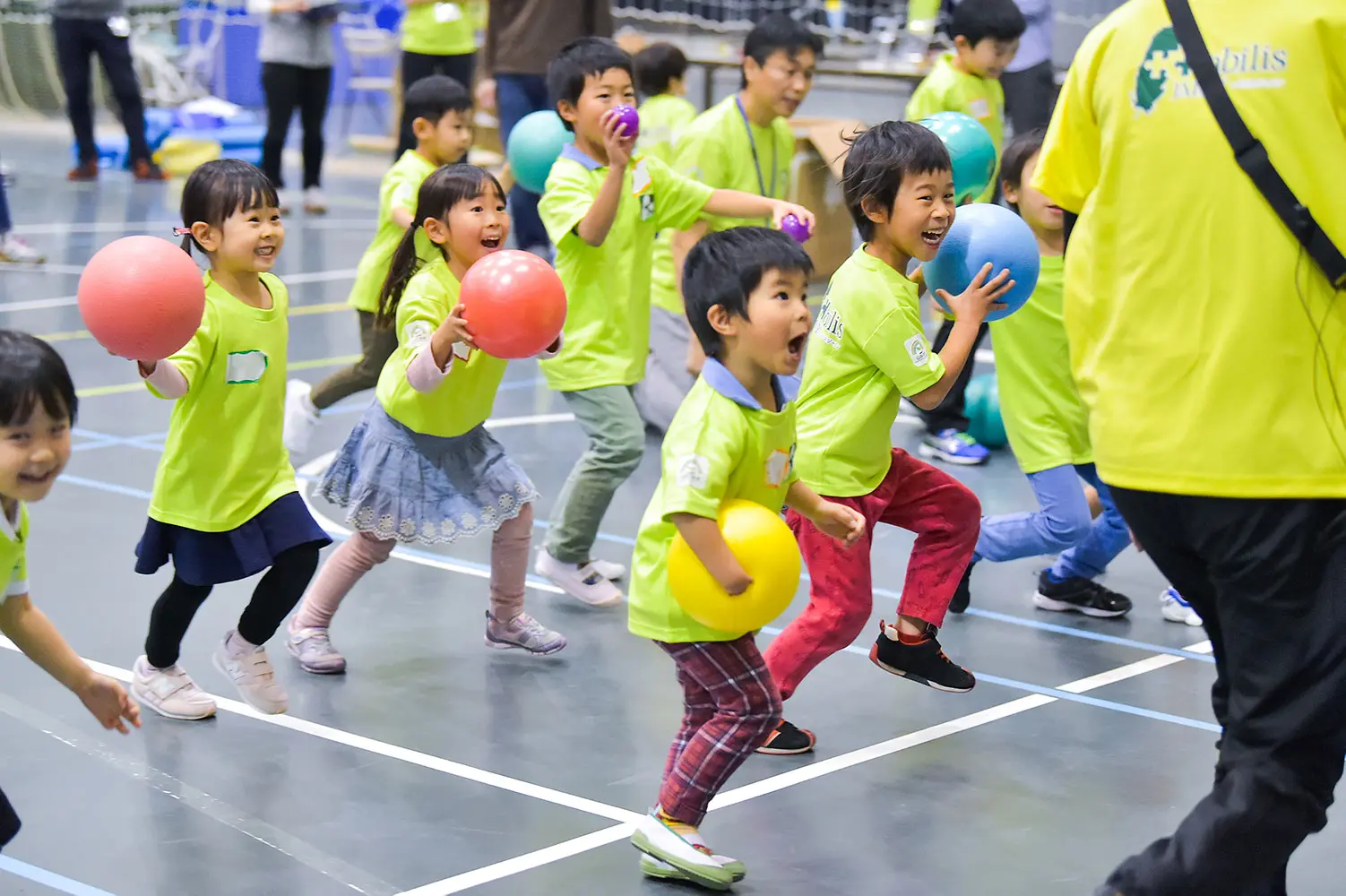 ボール遊びをする子供達