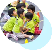 床に座ってる子供達(s)