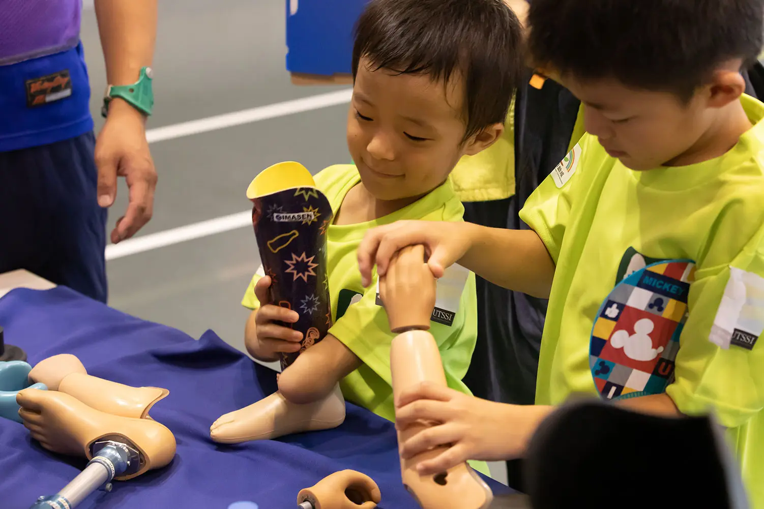 義肢を触る子供達