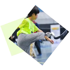 足を蹴り上げてる男の子(s)